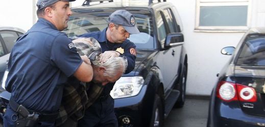 Černohorští policisté zatýkají podezřelého muže.
