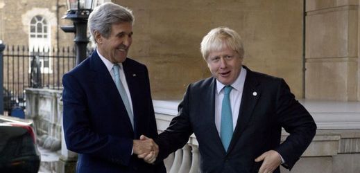 Americký ministr zahraničí John Kerry a jeho britský protějšek Boris Johnson.