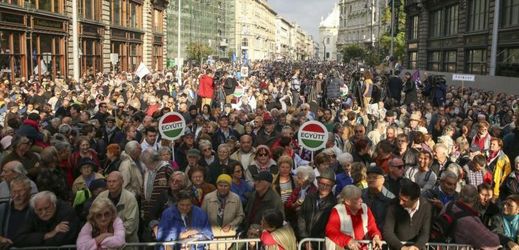 Do ulic v Budapešti vyšly tisíce lidí, demonstrovaly za svobodu tisku a proti údajně zkorumpované vládě premiéra Viktora Orbána.