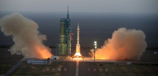 Čína vyslala dva kosmonauty do vesmíru.
