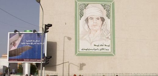 Kresba Muammara Kaddáfího na jedné z budov v Tripolisu, hlavním městě.