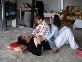 Muammar Kaddáfí si hraje s vnoučaty (2011).