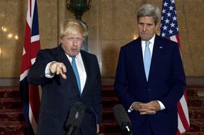 Britský ministr Boris Johnson s Johnem Kerrym. Británie a USa zvažují sankce i vůči Rusku.