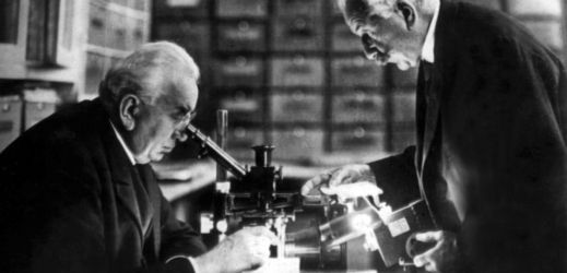 Bratři Louis (vlevo) a Auguste Lumiére vynálezci kinematografu. Bratři stáli u zrodu kinematografie. V té době se ale kinematografem, na který se obraz zaznamenával, začal zabývat i Edison. Později se do výroby kinematografu pustila jeho společnost.