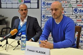 Tomáš Vlasák a Martin Straka na tiskové konferenci v Plzni.