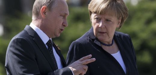 Vladimir Putin (vlevo) a německá kancléřka Angela Merkelová.