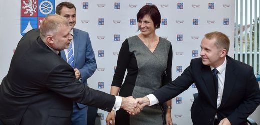 	 Zleva Dan Ramzer (ODS), Martin Půta (SLK), Jitka Volfová (ANO) a Pavel Svoboda (ČSSD) podepsali dohodu o vytvoření koalice v Libereckém kraji.