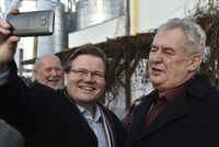 Zdeněk Škromach je známý tím, že rád fotí selfie. S prezidentem Milošem Zemanem.