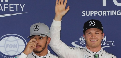 Nico Rosberg (vpravo) začíná zastiňovat Lewise Hamiltona.