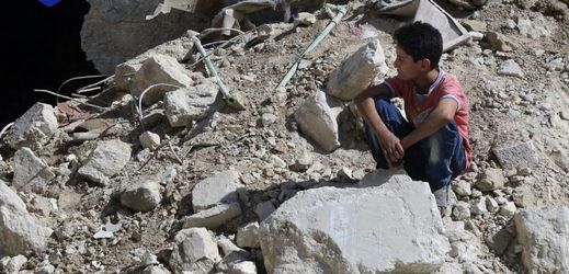 Zničené syrské město po náletech.
