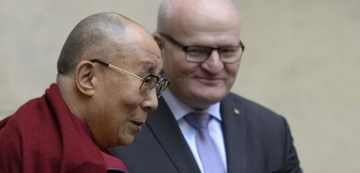 Ministr kultury Daniel Herman (vpravo) se setkal s tibetským duchovním vůdcem dalajlamou.