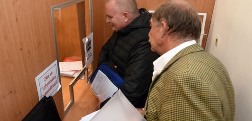 K soudu stížnost na průběh voleb přinesl poslanec Bronislaw Schwarz a lídr kandidátky Saša Štembera (vpravo).