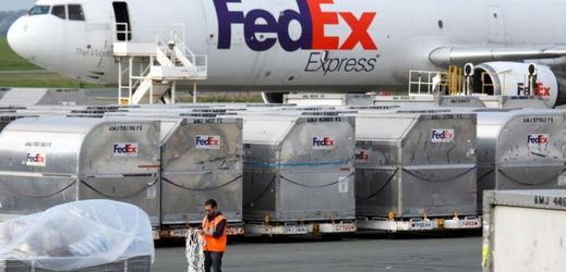 Nákladní kontejnery přepravce FedEx na pařížském letišti.