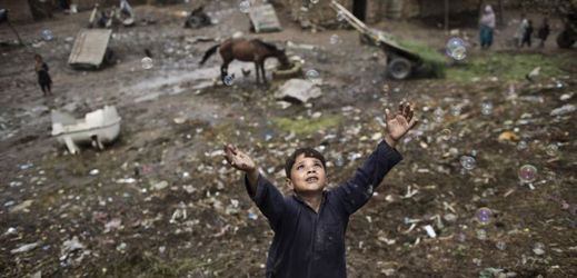 Afghánský dětský uprchlík na předměstí pákistánského Islamabádu.