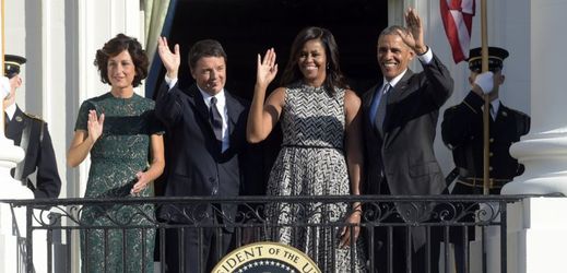 Prezident Barack Obama (vpravo) s manželkou Michelle, vlevo italský premiér Matteo Renzi a jeho žena  Agnese Landiniová.