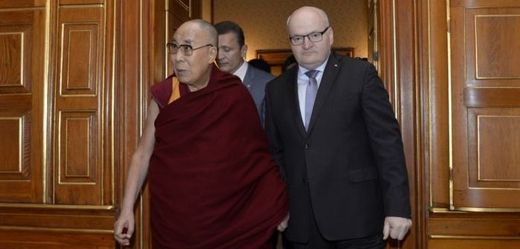 Ministr kultury Daniel Herman s duchovním vůdcem dalajlamou. 