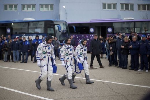 Tříčlenná posádka stráví na ISS pět měsíců.