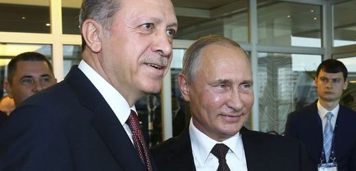 Turecký prezident Recep Tayyip Erdogan (vlevo) a ruský prezident Vladimír Putin.
