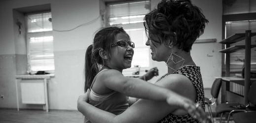 Projekt podchycující a představující talent sociálně znevýhodněných dětí, zejména Romů, má za cíl naučit je týmové práci a komunikaci, ale také je inspirovat a propojit s umělci. 
