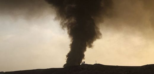 Dým z hořícího ropného vrtu poblíž Mosulu.