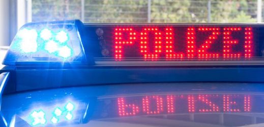 Německý policista, který byl po střelbě v kritickém stavu, zraněním podlehl.