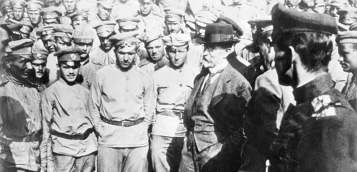 Tomáš Garrigue Masaryk beseduje s dobrovolníky v Bobrujsku v roce 1917.