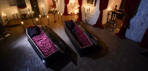 Dva vybraní lidé budou moci přespat na hradě pověstného Drákuly v sametem vystlané rakvi.