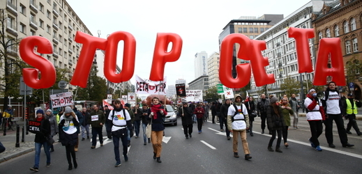 Tisíce polských demonstrantů protestovaly ve Varšavě proti obchodní smlouvě CETA.