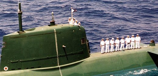 Na snímku z roku 1999 izraelská posádka na palubě ponorky Dolphin.