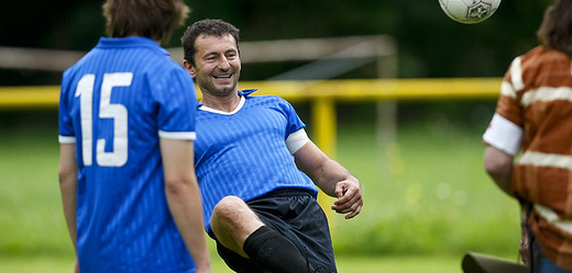 Ondřej Vetchý jako trenér venkovského fotbalového mužstva zazářil v českém seriálu Okresní přebor.