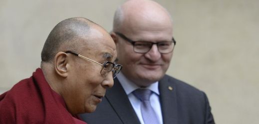 Ministr kultury Daniel Herman s dalajlamou.