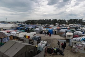 Improvizovaný uprchlický tábor zvaný džungle ve francouzském Calais.