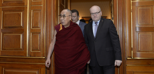 Ministr kultury Daniel Herman (vpravo) se setkal v Praze s tibetským duchovním vůdcem dalajlamou.