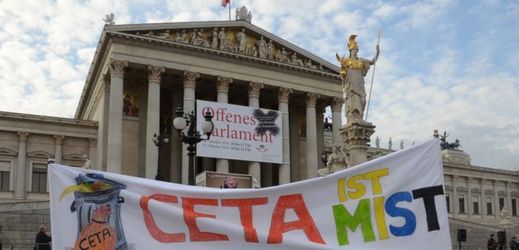 Proti smlouvě CETA se v některých státech protestuje. Na snímku demonstrace za její zrušení v rakouské Vídni.
