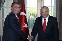 Turecký premiér Binali Yildirim (vpravo) a americký ministr obrany Ash Carter.