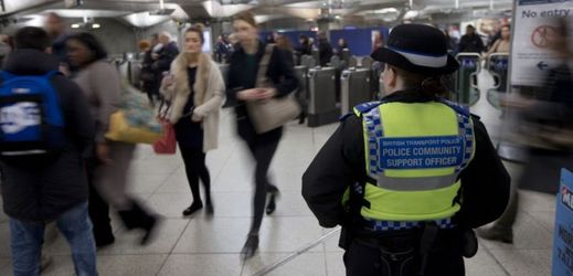 Policie v londýnském metru. 