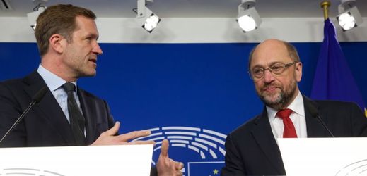 Předseda Evropského parlamentu Martin Schulz (vlevo) a valonský premiér Paul Magnette.