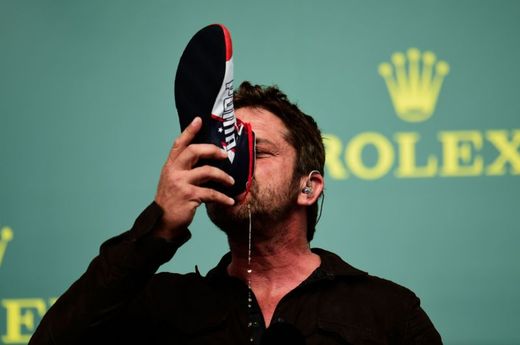 Gerard Butler pije z boty Daniela Ricciarda...