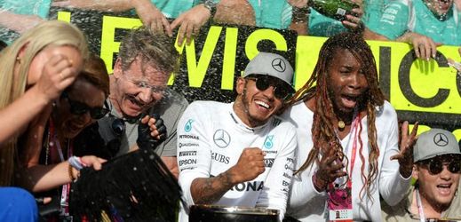 Bujaré oslavy si dopřával Lewis Hamilton se svými fanoušky.