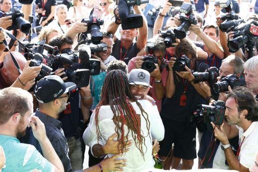 Lewis Hamilton si po vítězství padl do náruče s Venus Williamsovou.