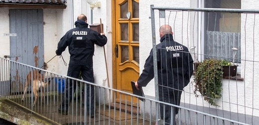 Policie při zásahu v domě vrahů v Höxteru.