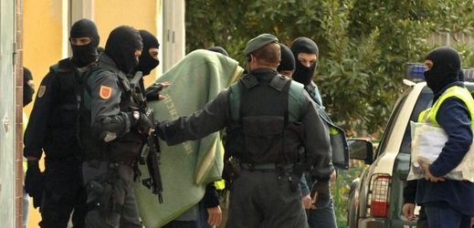 Zatčení španělskou policií (ilustrační foto).