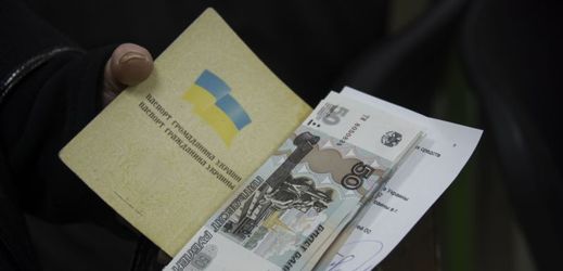 Za výdělkem do zahraničí by chtělo vycestovat 40 procent obyvatel Ukrajiny.