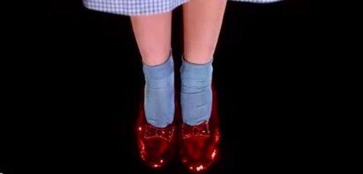 Rudé střevíčky, které nosila ve snímku Čaroděj ze země Oz herečka Judy Garlandová jako Dorotka.