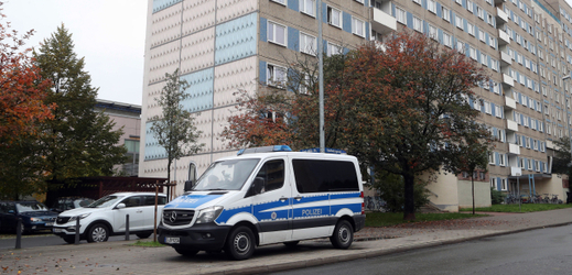 Německá policie před jednou z budov, kde probíhal zásah.