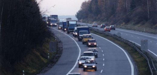 Dodržování bezpečné vzdálenosti je pro některé řidiče problém (ilustrační foto).