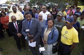 Incident vyvolal nevoli černošského obyvatelstva. V popředí šéf mississippské pobočky NAACP Derrick Johnson.