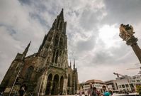 Kostel v německém Ulmu je vysoký 162 metrů.