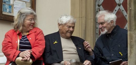 Na snímku je Jiří Brady (uprostřed) s manželkou Terezou a Tomanem Brodem, který též přežil Terezín i koncentrační tábor Osvětim.