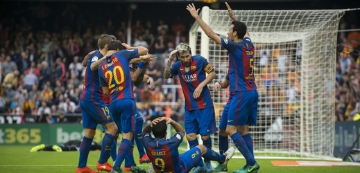 Barcelona se raduje z gólu do sítě Valencie. 
